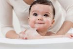 Có nên tắm cho trẻ sau khi tiêm phòng không?